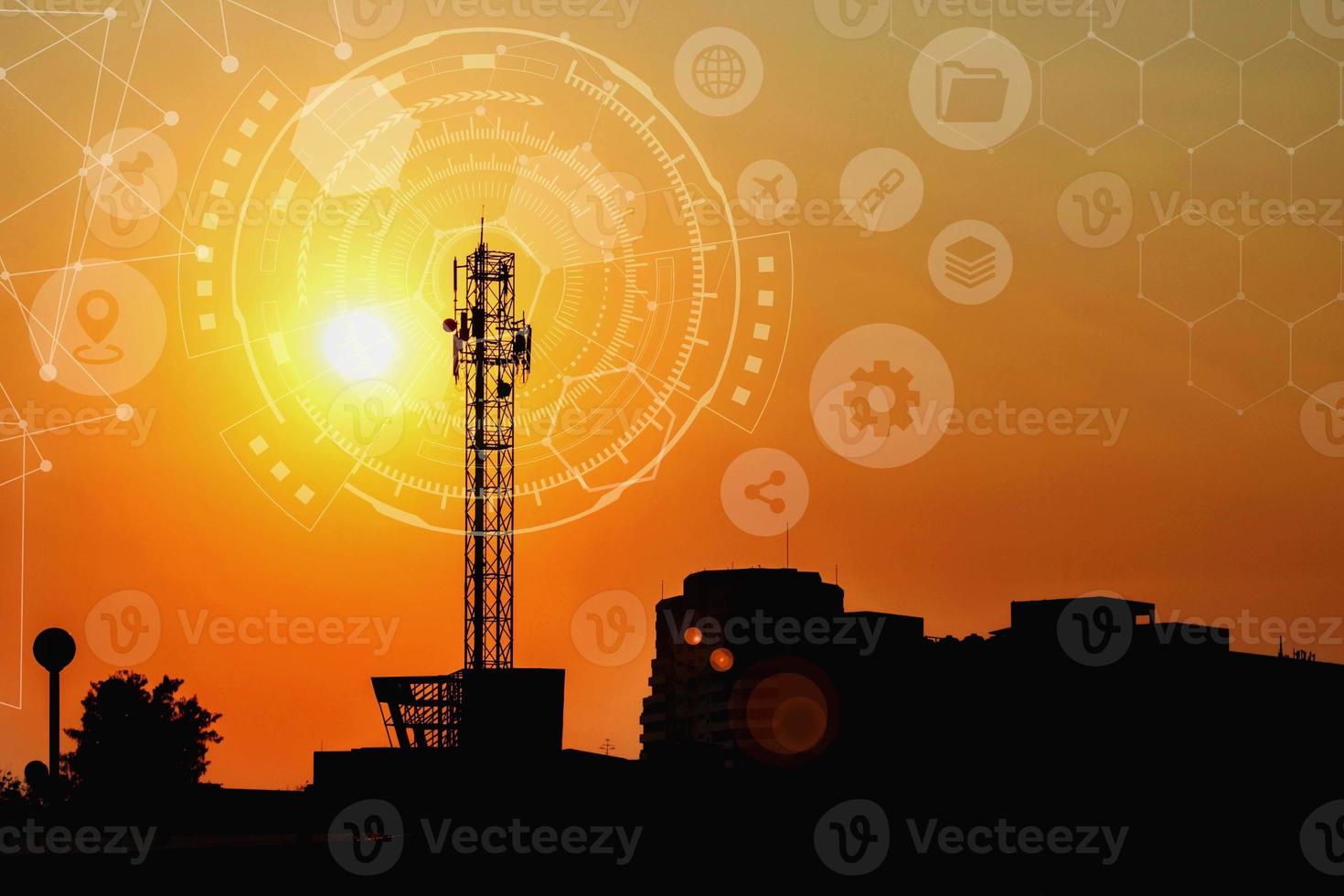 signaaltoren met technologiecirkel, grote antenne met de zonsondergang, technische achtergrond foto