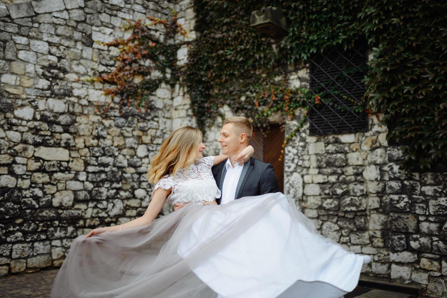 twee geliefden lopen langs Krakau foto