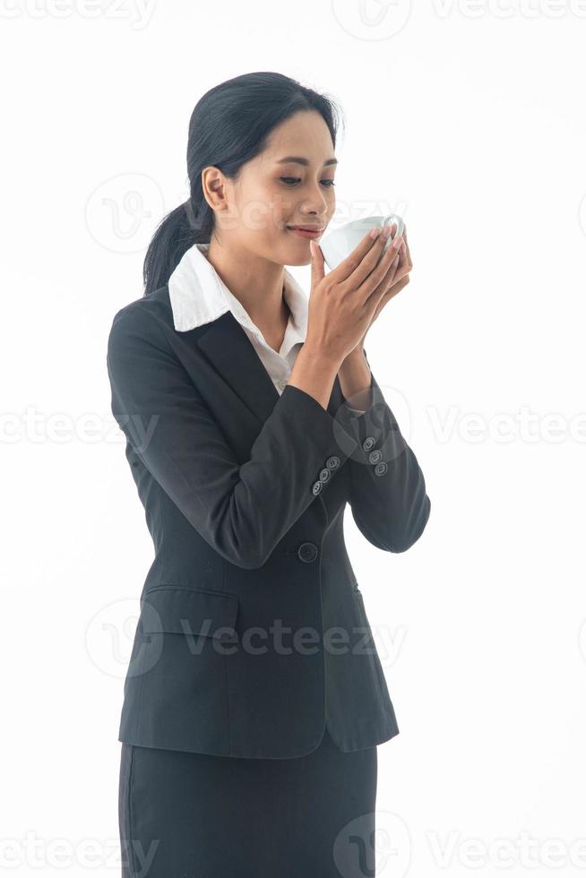 portret jonge mooie lachende gelukkige vrouw draag zwart pak met koffie drinken op geïsoleerde witte achtergrond. foto