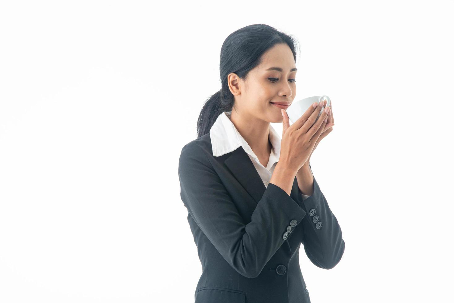 portret jonge mooie lachende gelukkige vrouw draag zwart pak met koffie drinken op geïsoleerde witte achtergrond. foto