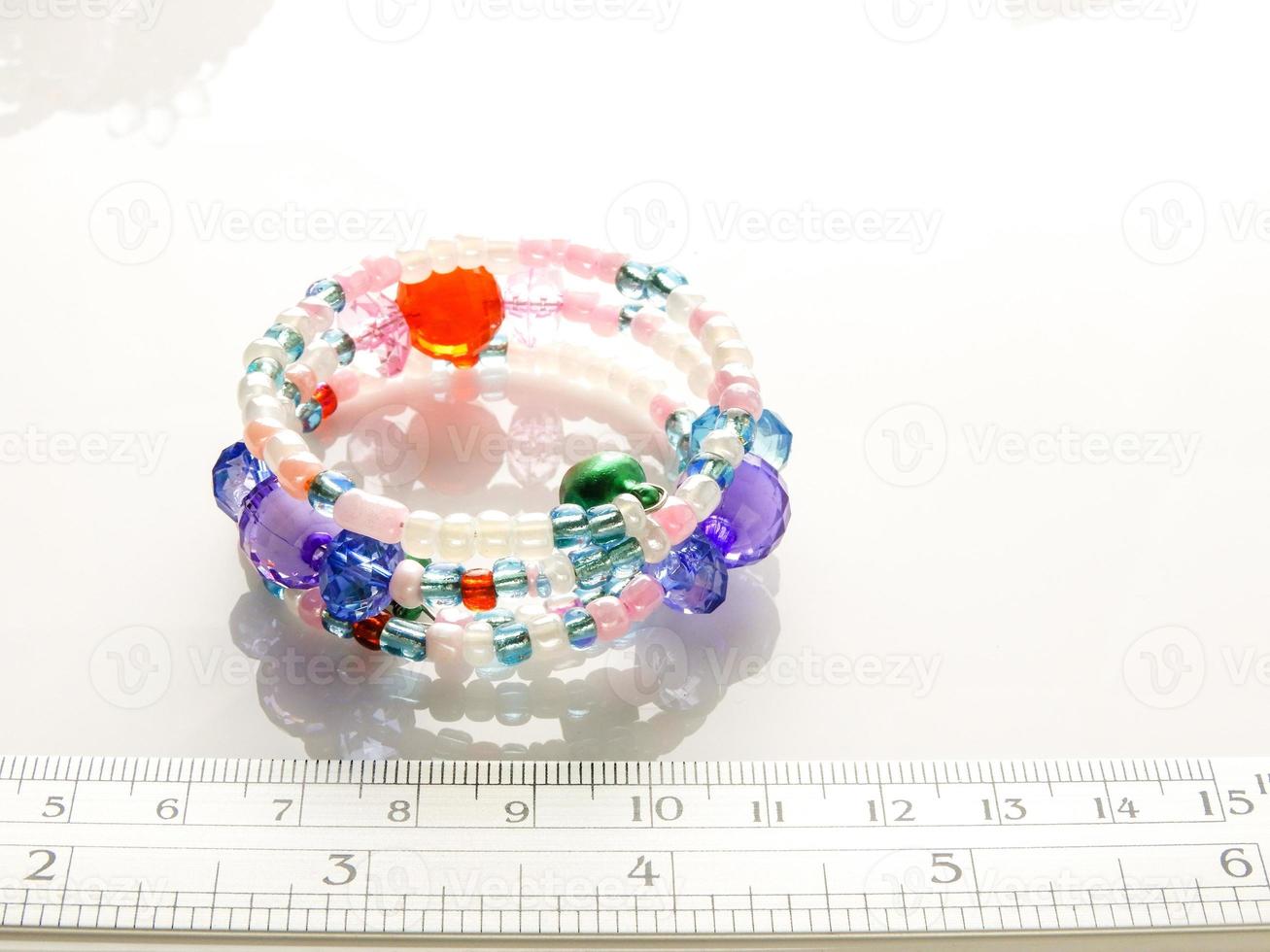 veelkleurige armbanden met kralen. kleurrijke kinderkralenarmband. foto