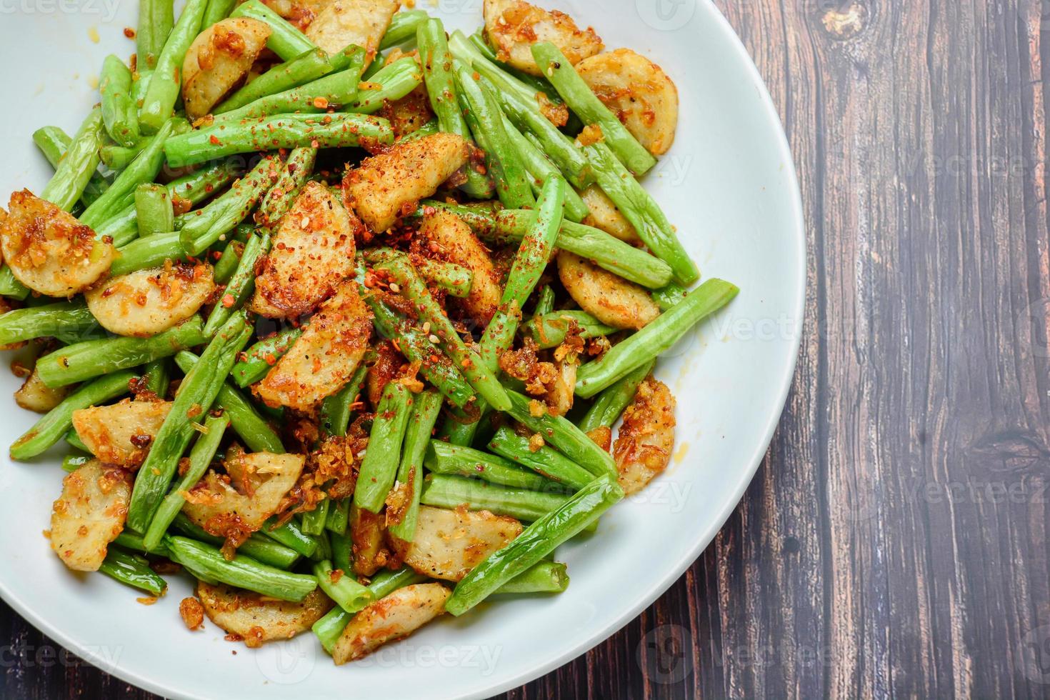 Roergebakken sperzieboon met Vietnamese gegrilde varkensworst foto