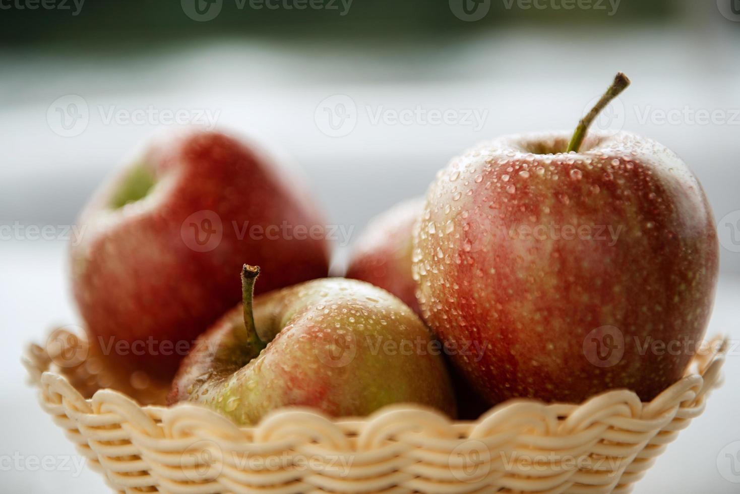 welkomstbuffet met alcohol en snacks foto