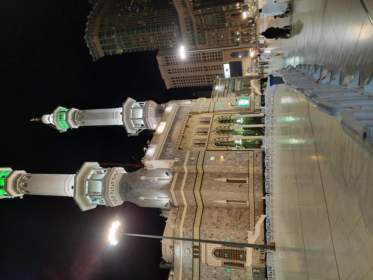 mekka, saoedi-arabië, 2021 - prachtig uitzicht op masjid al haram in mekka 's nachts. foto