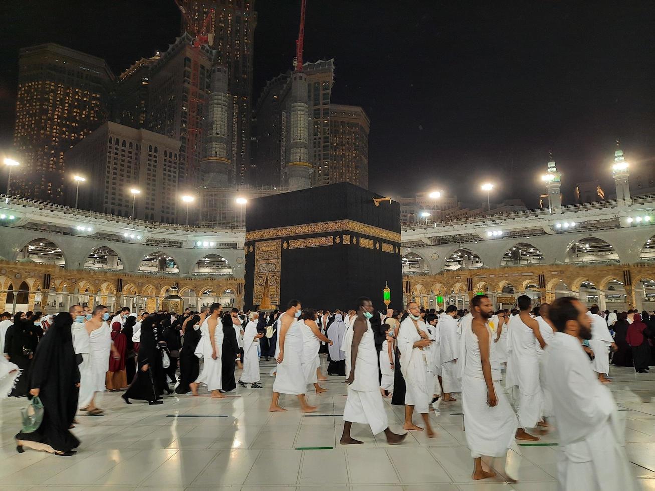 makkah, saoedi-arabië, april 2021 - tijdens de maand ramadan voeren pelgrims van over de hele wereld tawaf uit rond de kaaba in de moskee al-haram in mekka. foto