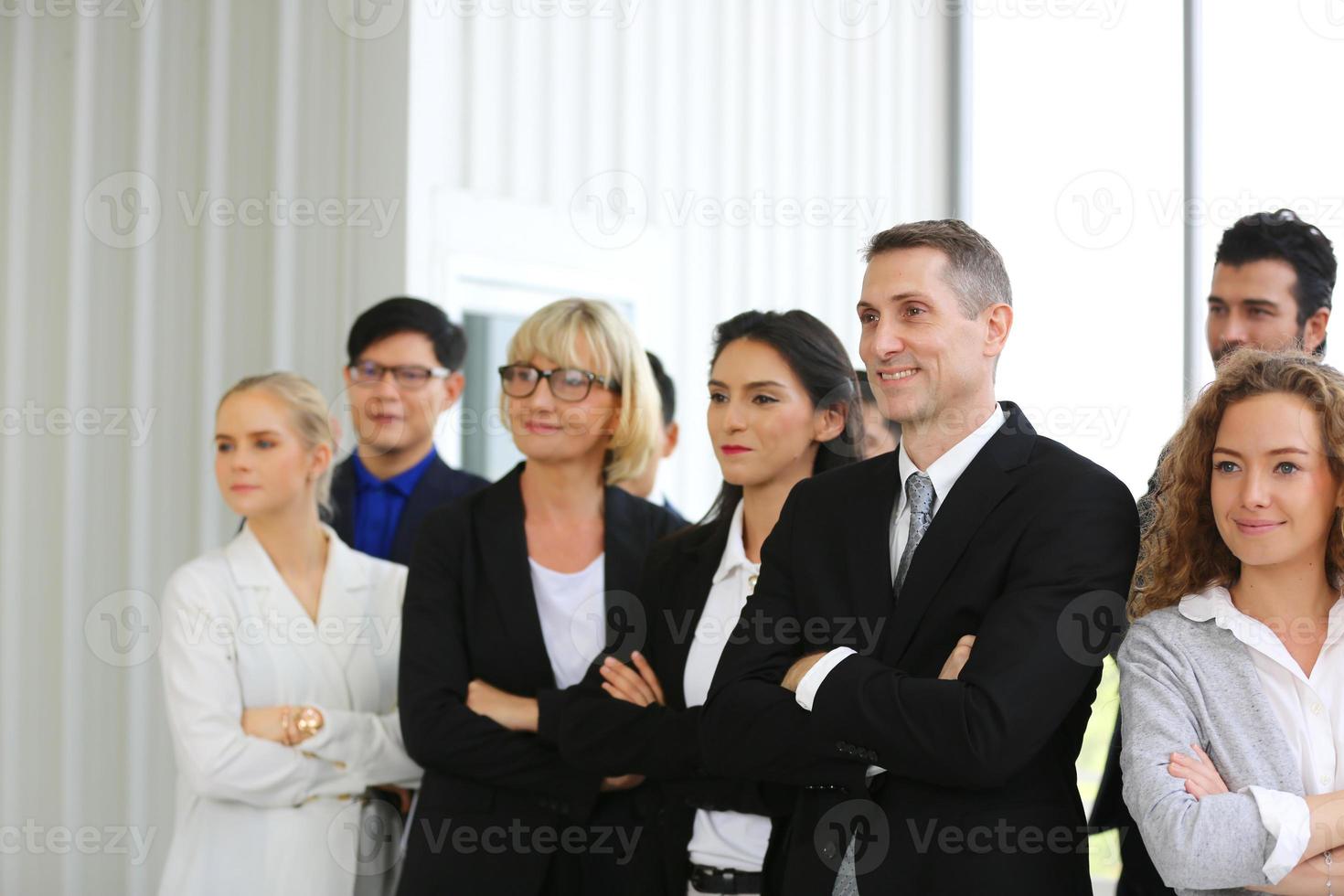 succesvolle zakenmensen die samen staan, verbreden zich en tonen een sterke relatie van de arbeidersgemeenschap. een team van zakenman en zakenvrouw die een sterk groepswerk uitdrukken op het moderne kantoor. foto