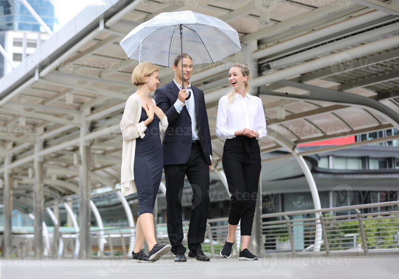 succesvolle zakenmensen die samen staan, verbreden zich en tonen een sterke relatie van de arbeidersgemeenschap. een team van zakenman en zakenvrouw die een sterk groepswerk uitdrukken op het moderne kantoor. foto