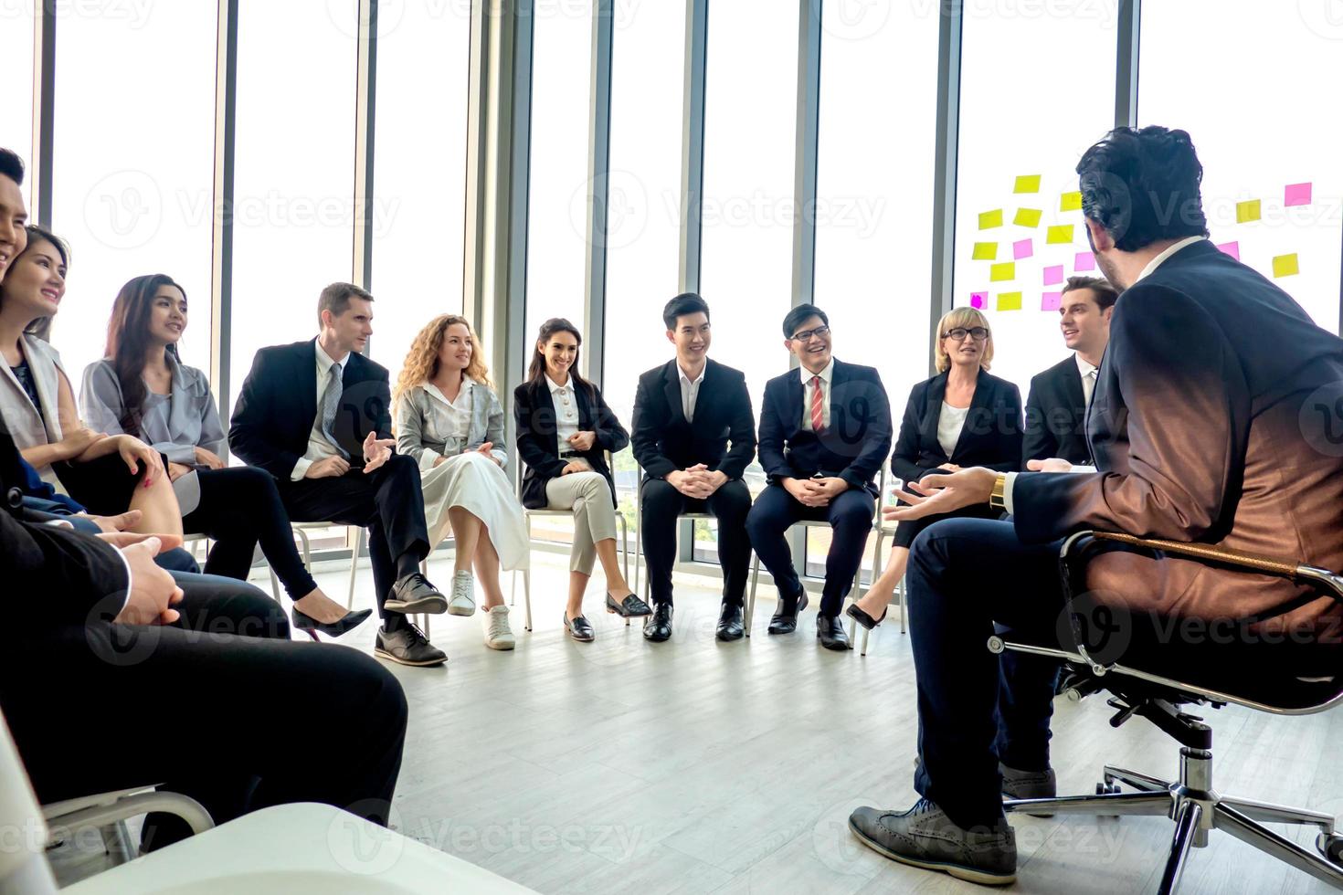 groep zakenmensen die samenwerken op kantoor of multi-etnische zakenmensen in vergadering. foto