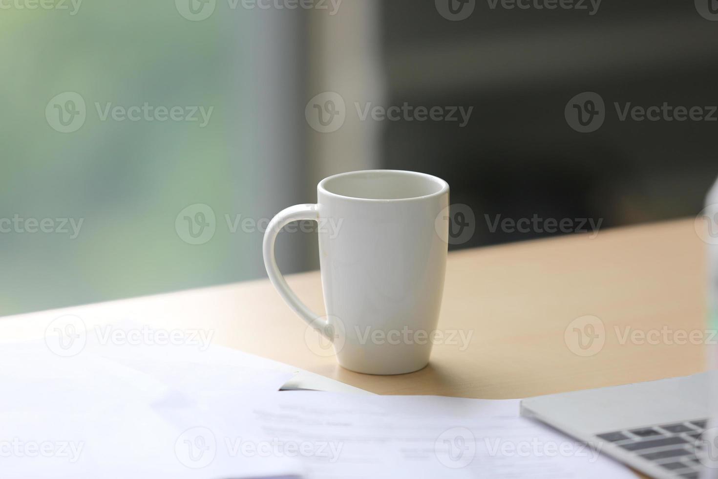 witte koffiekop op bureau foto