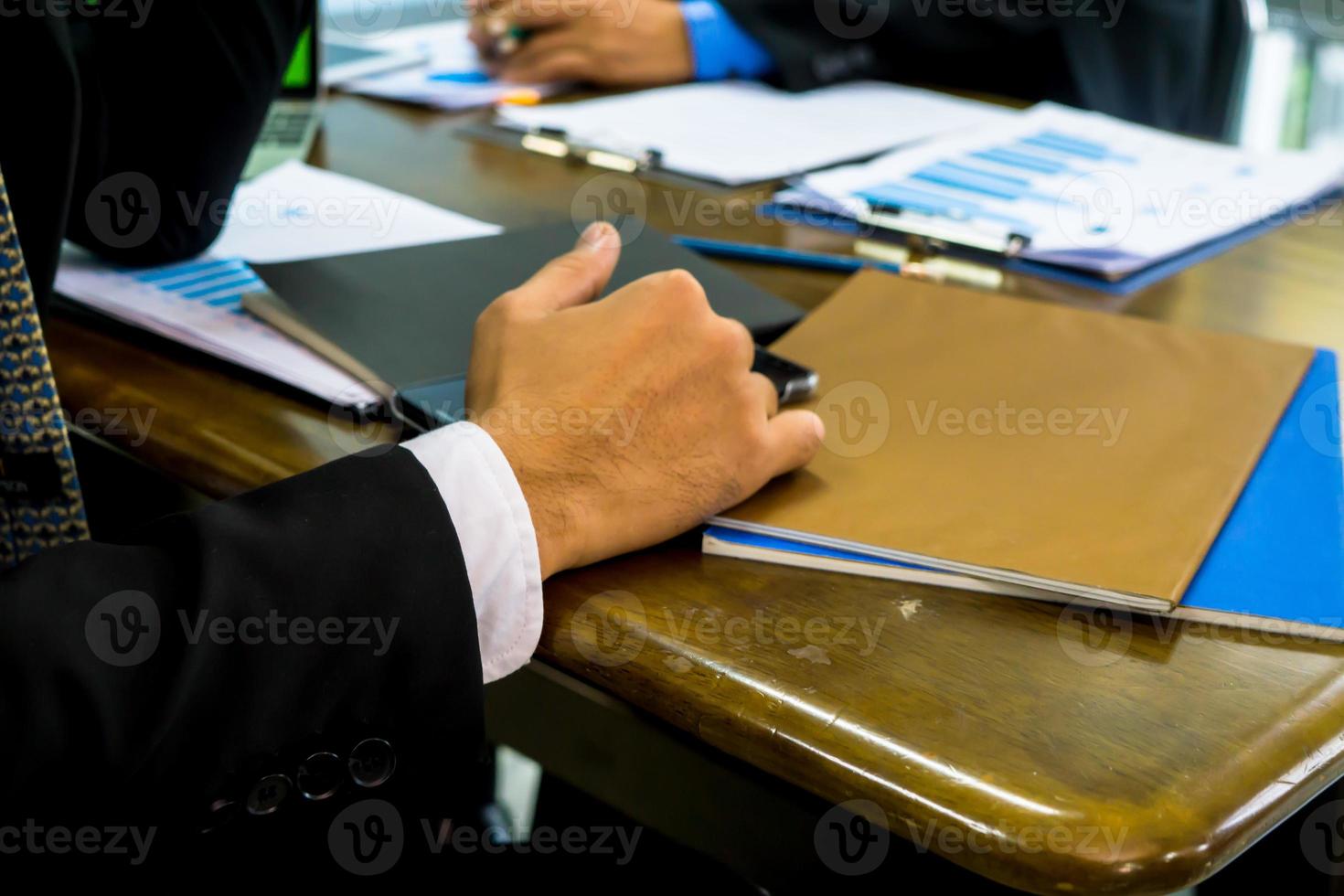 multi-etnische diverse groep zakelijke collega's in teamvergaderingsdiscussie foto