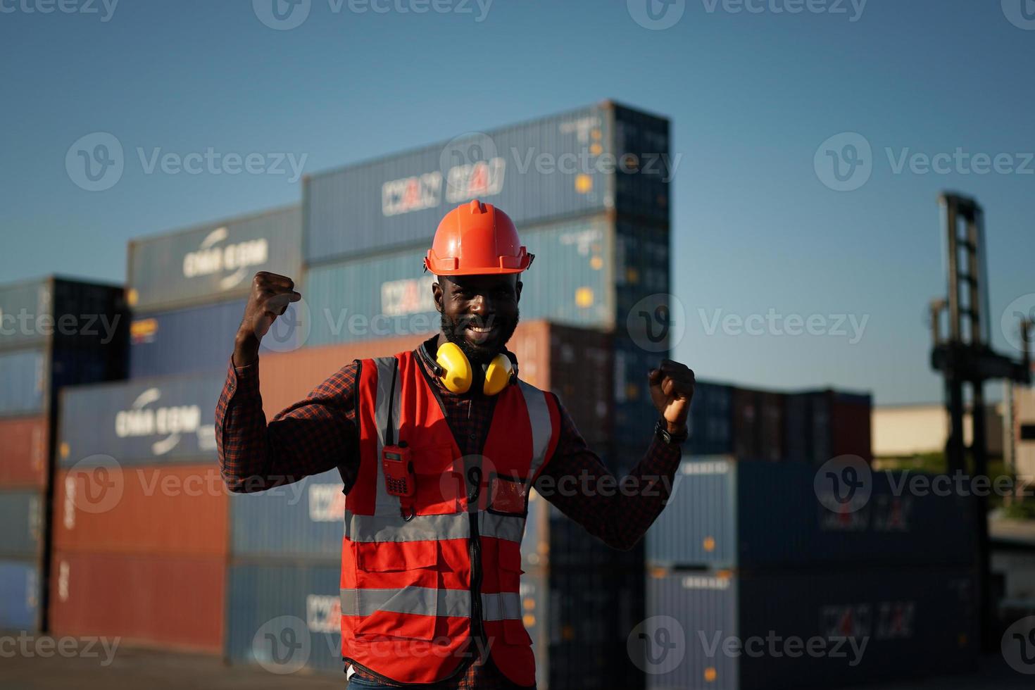 voorman controle laadcontainers doos van vrachtvrachtschip voor import export. foto