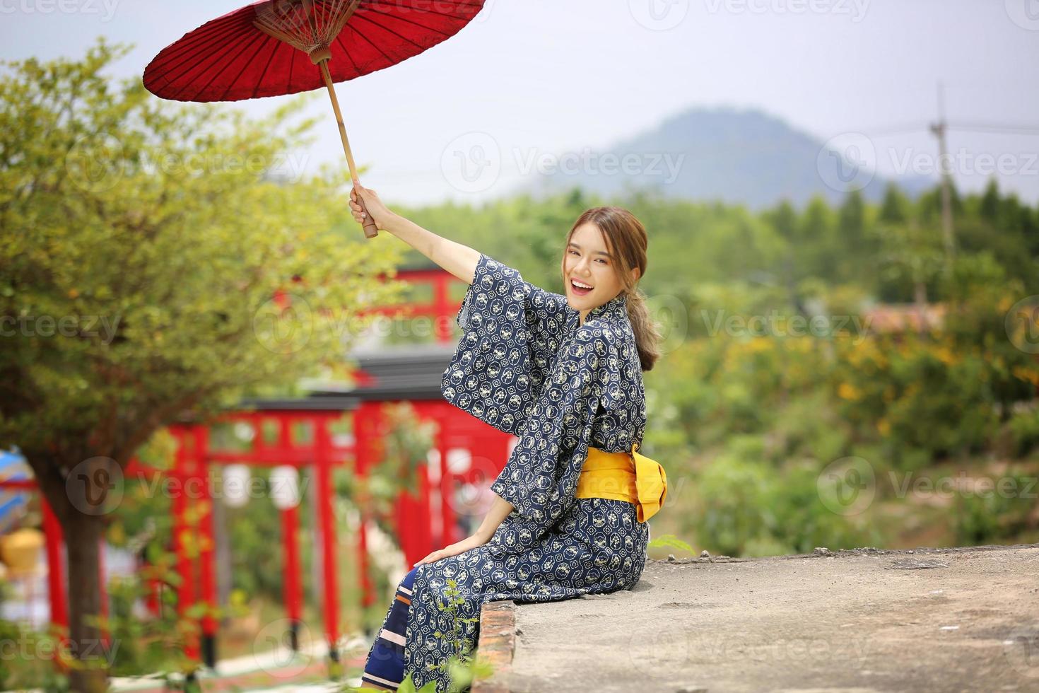 jong Aziatisch meisje dat kimono, Japanse traditionele kleding draagt. foto