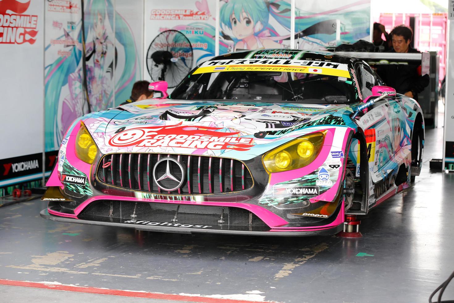 buriram thailand 7 oktober teamraces rijden tijdens de autobacs super gt round7 burirum united super gt race op chang international circuit, super gt race 2017, in buriram, thailand. foto