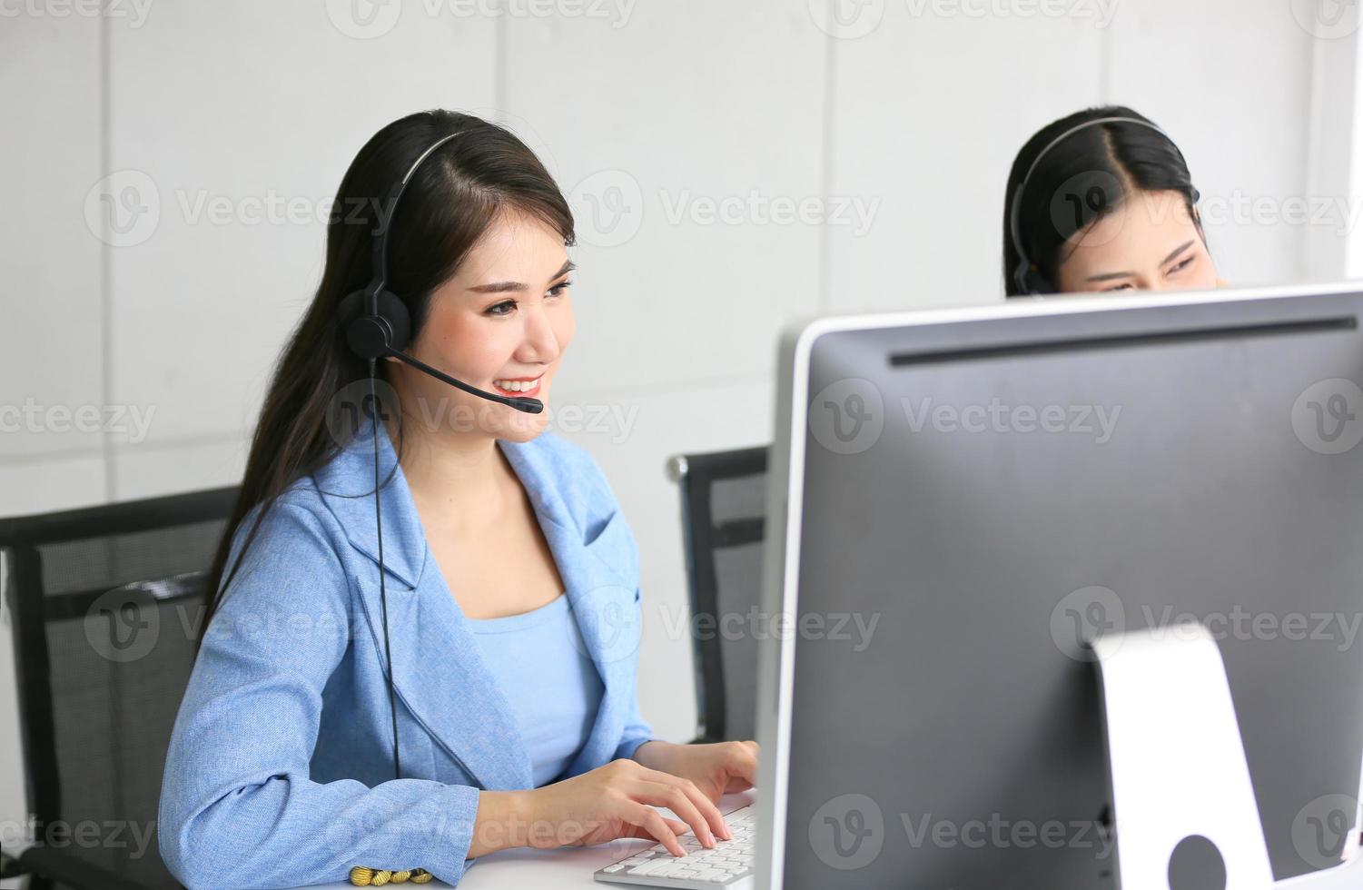 serviceteamconcept. operator of contactcenterverkoop op kantoor, callcenter voor informatiemensen, hoogwaardig professioneel teamverkoopondersteuningskantoor. milieu werkplek representatief bedrijf. foto