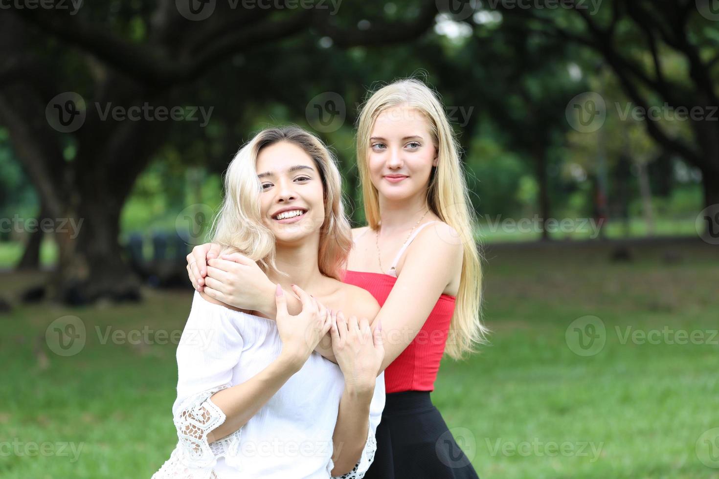 portret van twee jonge vrienden buitenshuis. foto