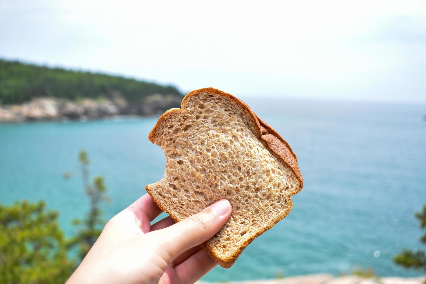 Broodje pindakaas met water op de achtergrond foto