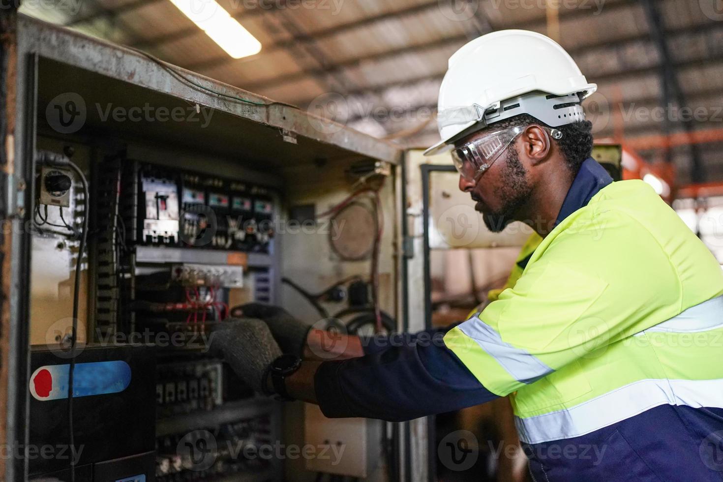 professionele mannen ingenieur werknemer vaardigheden kwaliteit, onderhoud, opleiding industrie fabrieksarbeider, magazijn werkplaats voor fabrieksoperators, machinebouw team productie. foto