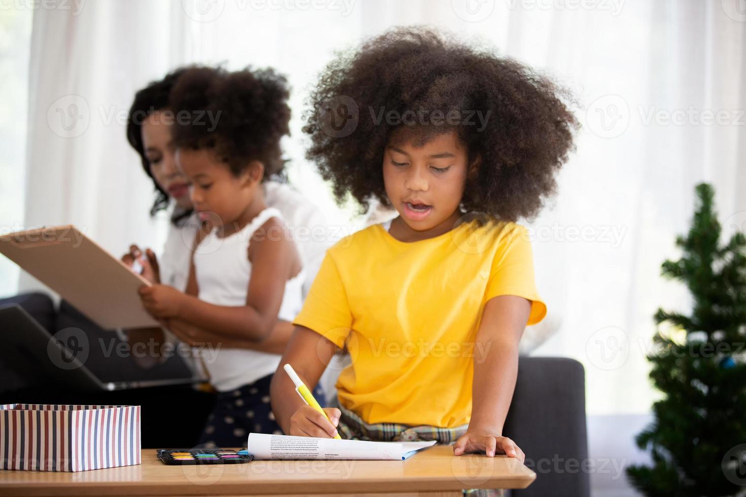 portret van gelukkig jong afro-amerikaans gezin met kleine kinderen zitten ontspannen op de bank knuffelen, lachende zwarte ouders rusten op de bank knuffel peuter kinderen poseren voor de foto thuis samen