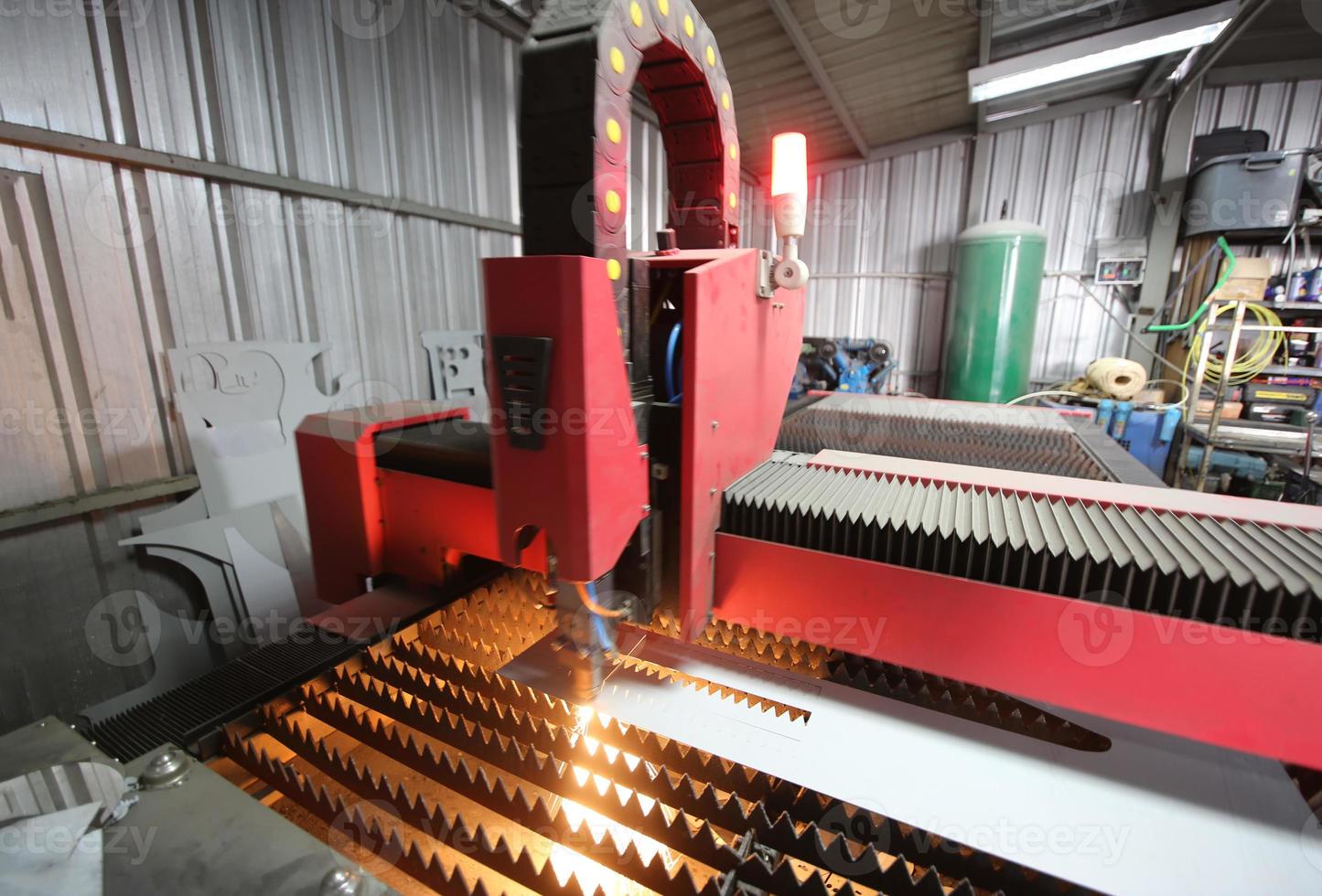 automatische plasma lasersnijmachine werken in metaalfabriek.. foto