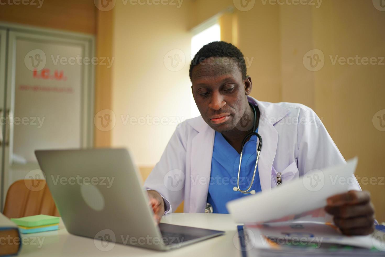 dokter met laptop in zijn kantoor en klaar voor werkdag foto