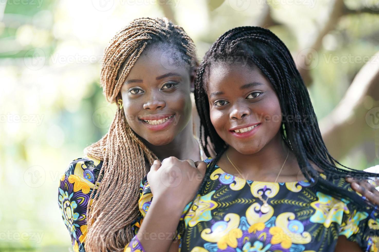 beste vrienden omarmen, paar afro girl smailing. foto