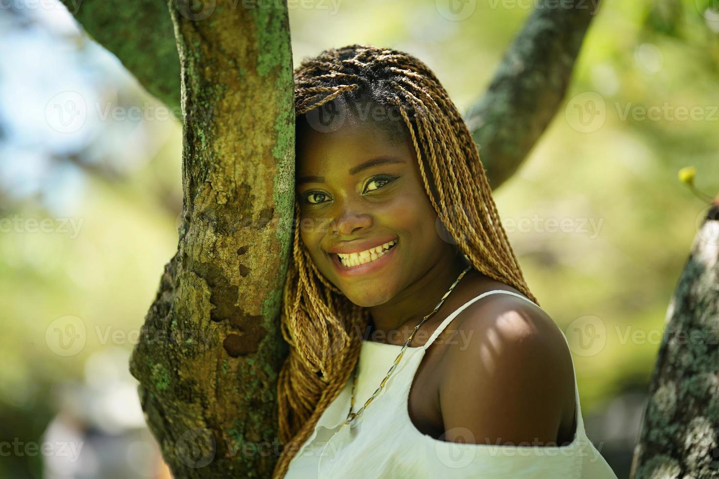 portret van jonge zwarte huid vrouw met afro kapsel pose buiten. foto