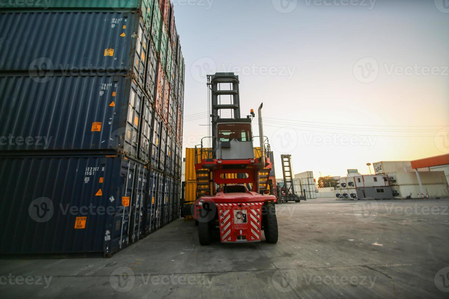 container vrachthaven scheepswerf opslag behandeling van logistieke transportindustrie. rij stapelcontainers vracht import export distributie magazijn. verzending logistiek transport industrieel foto