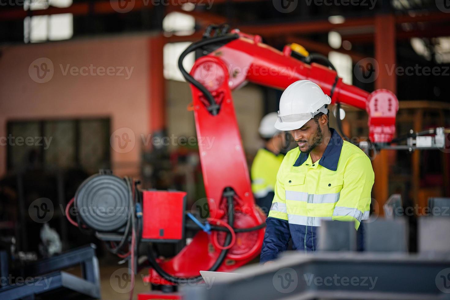 voorman of arbeider werkt op fabriekslocatie controleer machine of producten op locatie. ingenieur of technicus die materiaal of machine op de fabriek controleert. industrieel en fabriek. foto