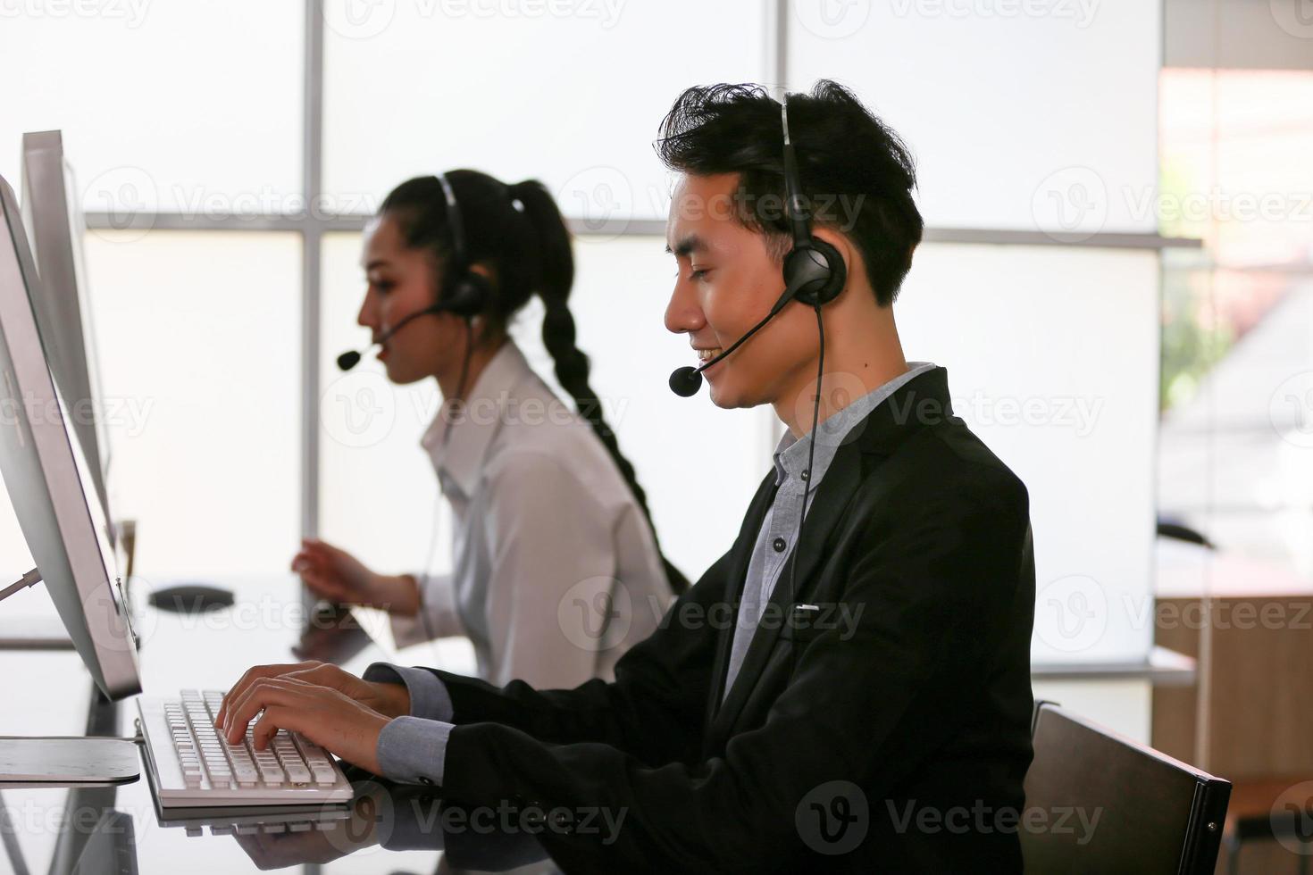 serviceteamconcept. operator of contactcenterverkoop op kantoor, callcenter voor informatiemensen, hoogwaardig professioneel teamverkoopondersteuningskantoor. milieu werkplek representatief bedrijf. foto