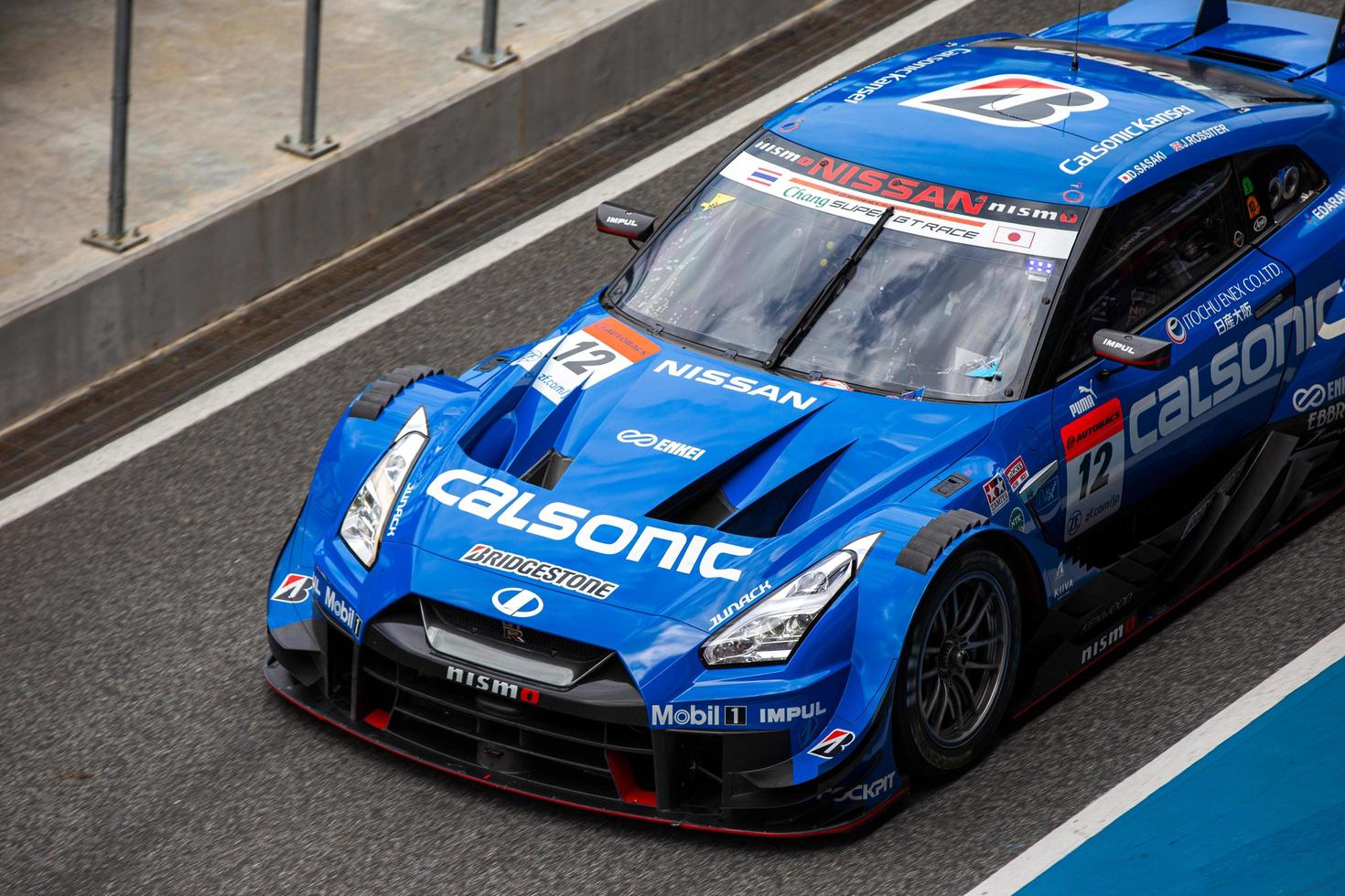 buriram thailand 7 oktober teamraces rijden tijdens de autobacs super gt round7 burirum united super gt race op chang international circuit, super gt race 2017, in buriram, thailand. foto