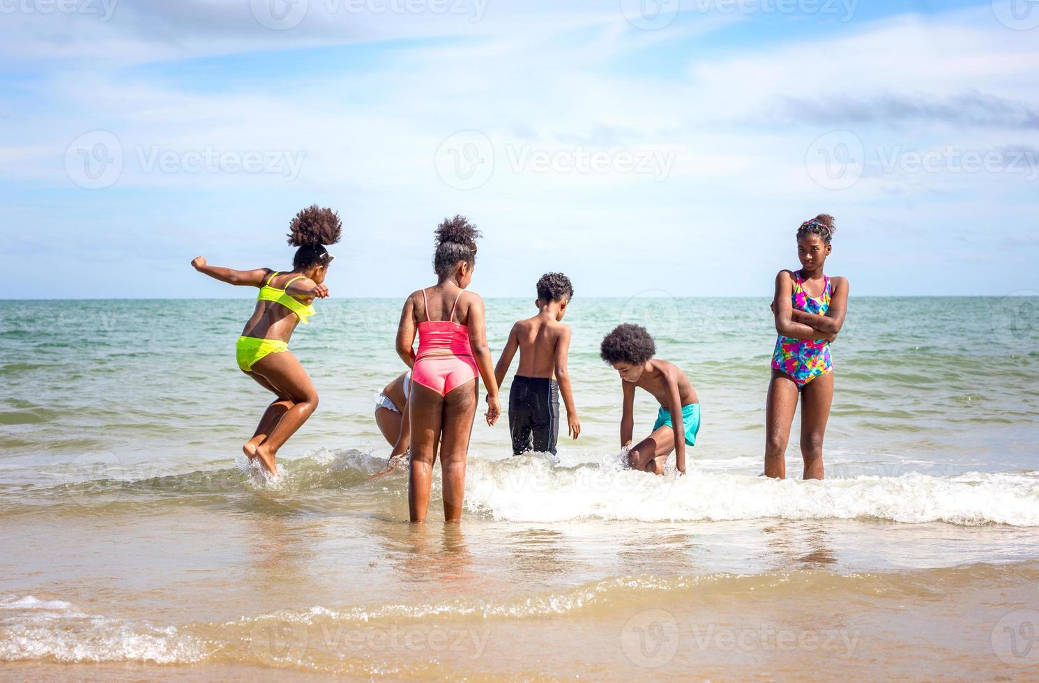 kinderen spelen rennend op zand op het strand foto