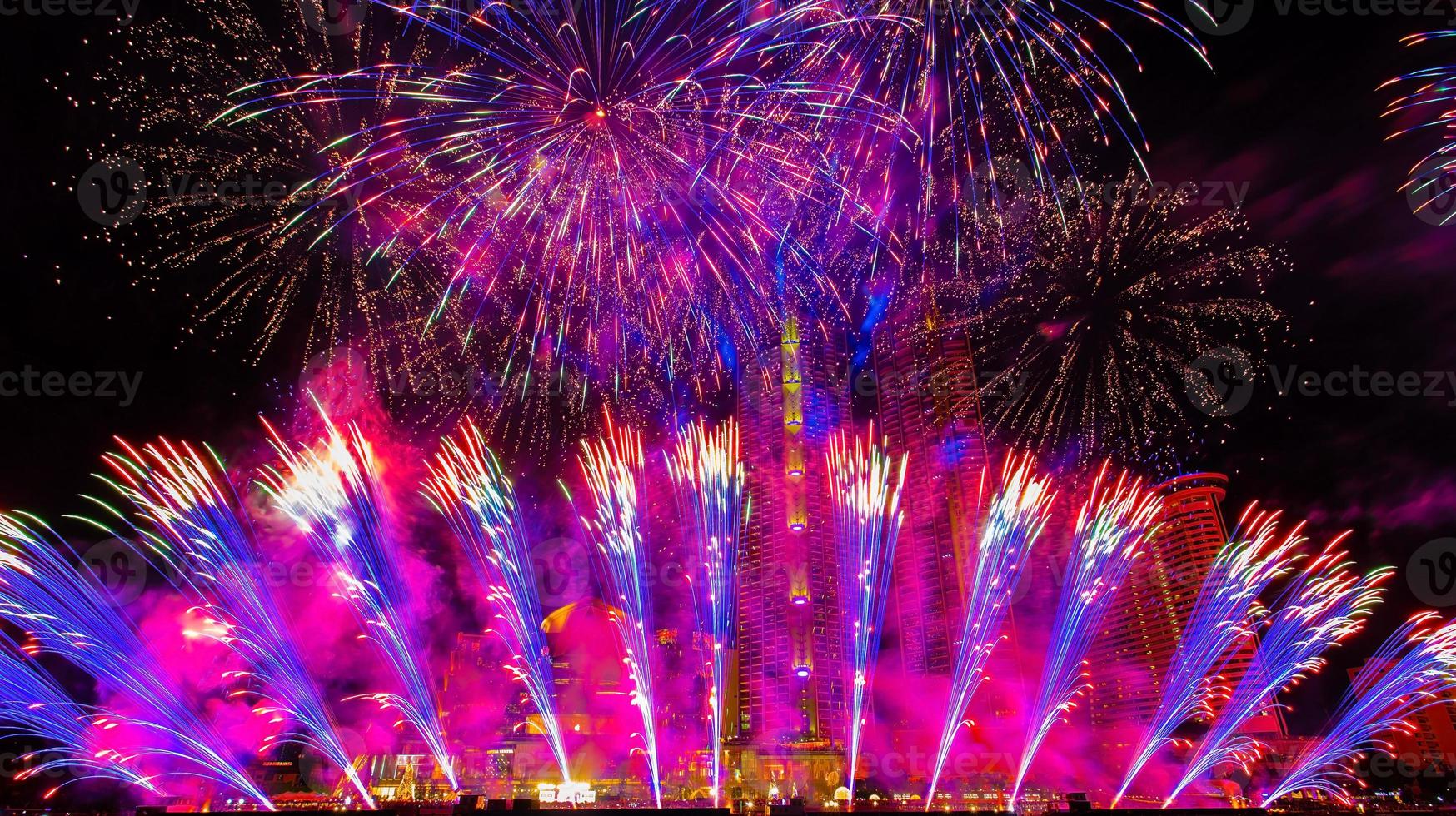 kleurrijk vuurwerk in het vieren van het nieuwe jaar bij de chao phraya-rivier in bangkok, thailand. foto