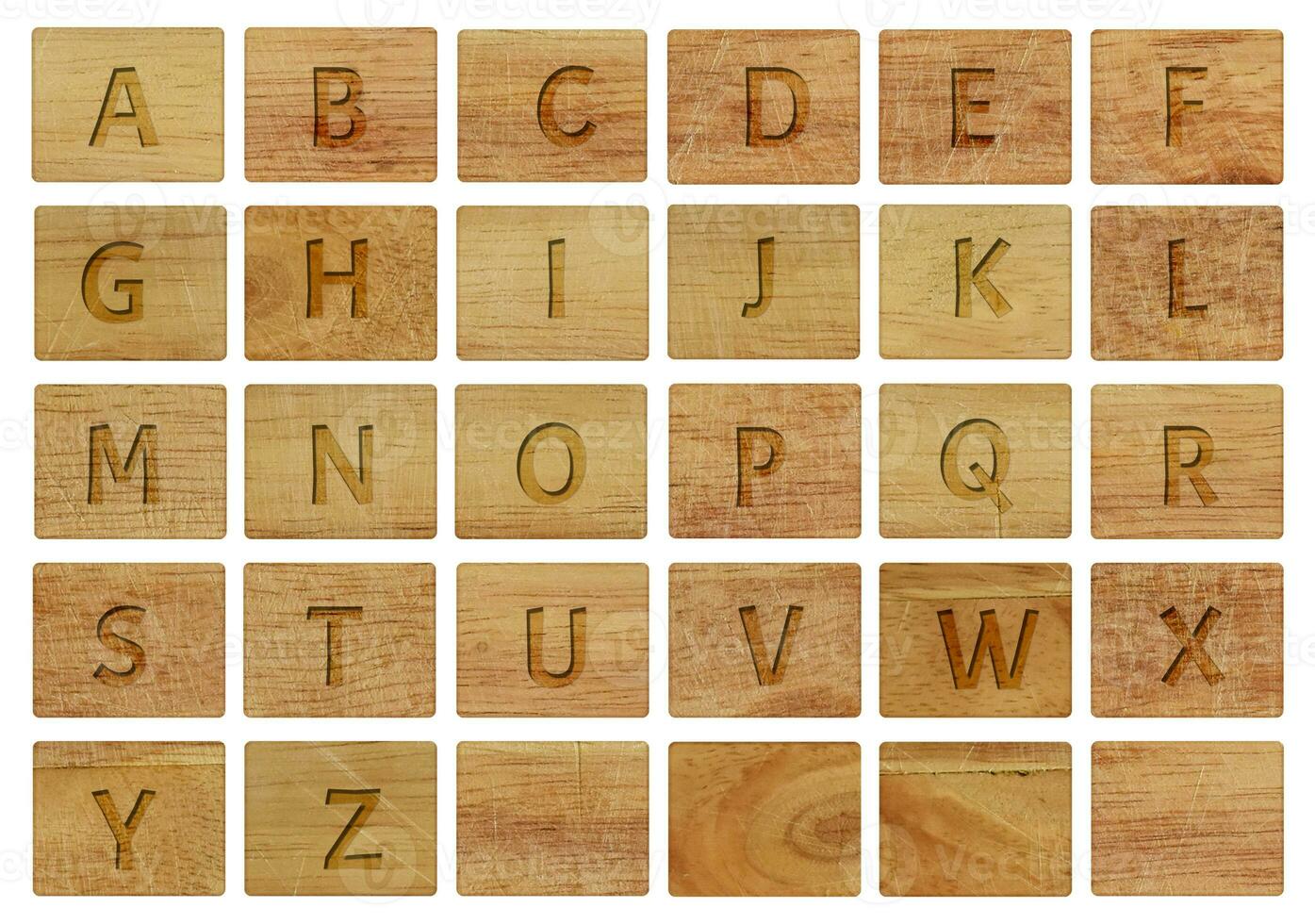 Alfabetletters op houten stukken, geïsoleerd op een witte achtergrond. foto