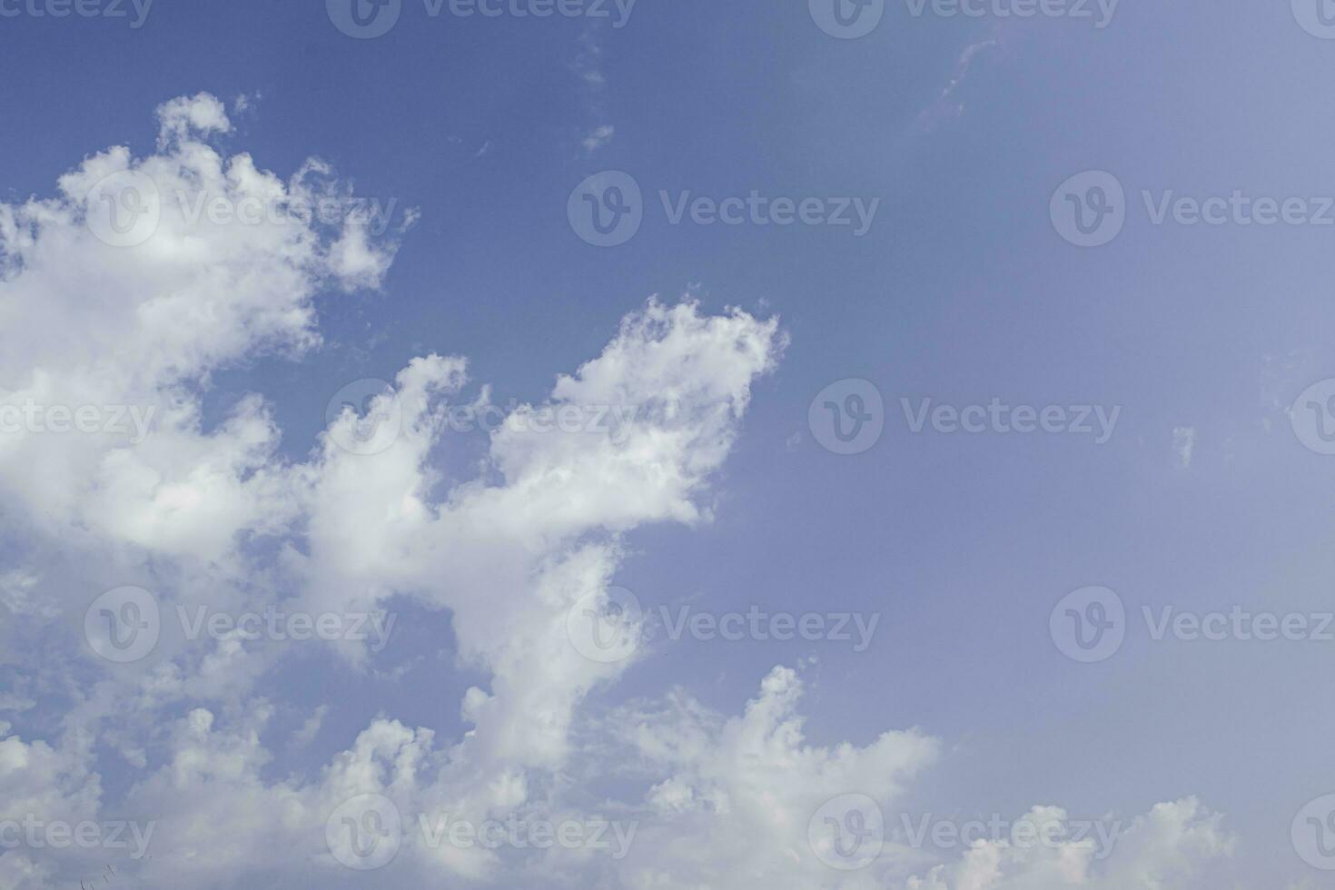 blauwe lucht met natuurlijke witte wolken. achtergrond zomer hemel. foto