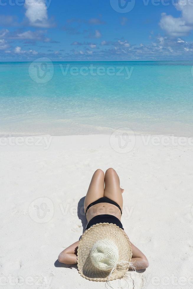 vrouw in ontspanning op tropisch strand foto