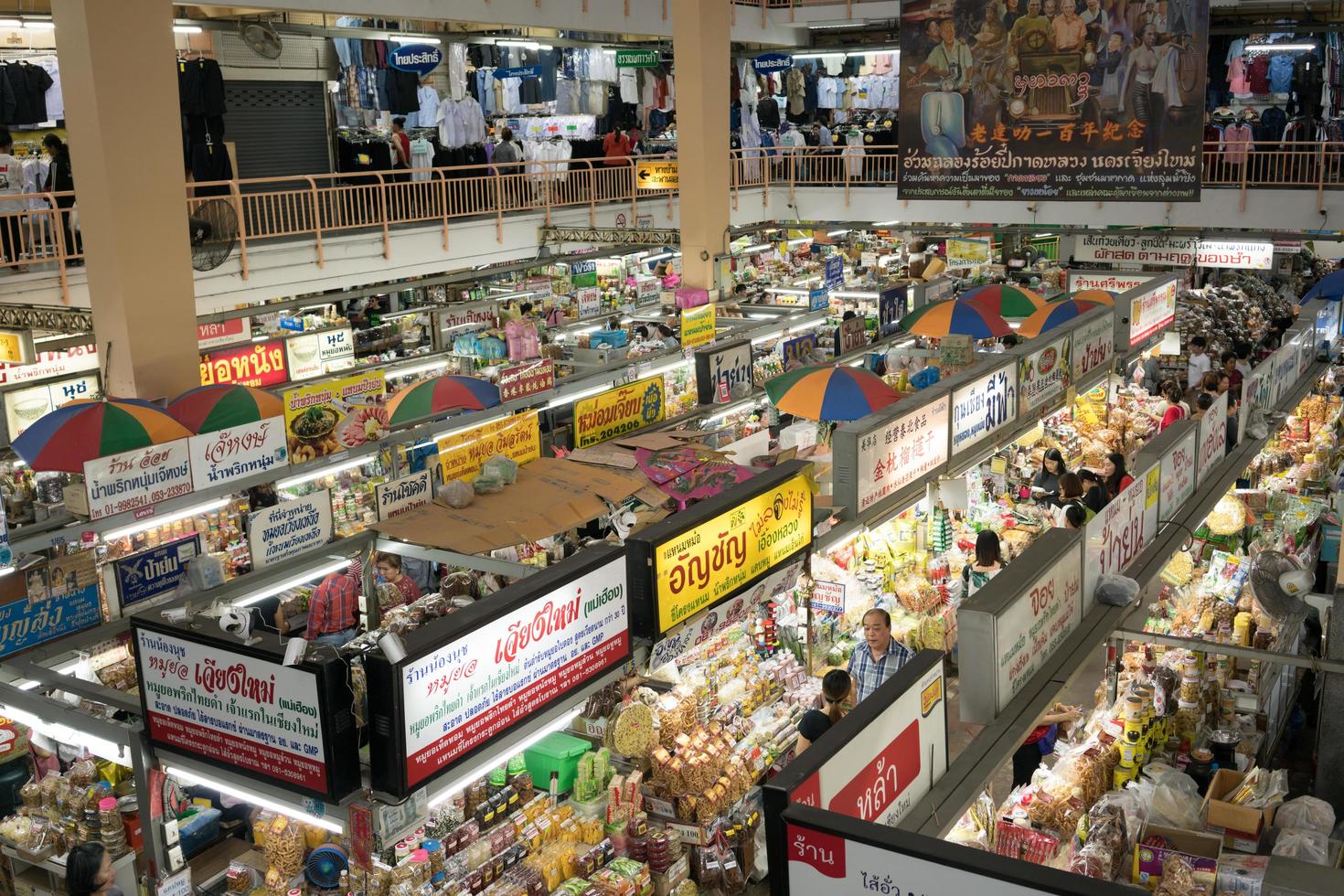 warorot-markt in chiang mai, thailand foto