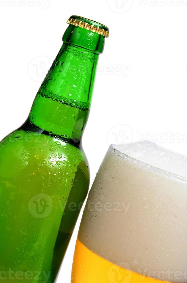 bier zit in fles en glas foto