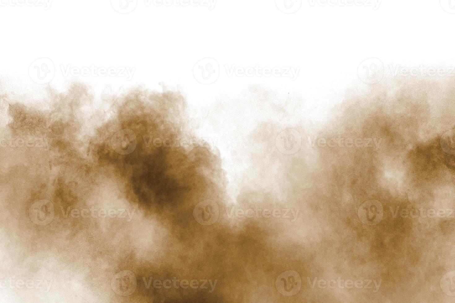 bevriezen beweging van bruine stofexplosie. het stoppen van de beweging van bruin poeder. explosief bruin poeder op een witte achtergrond. foto