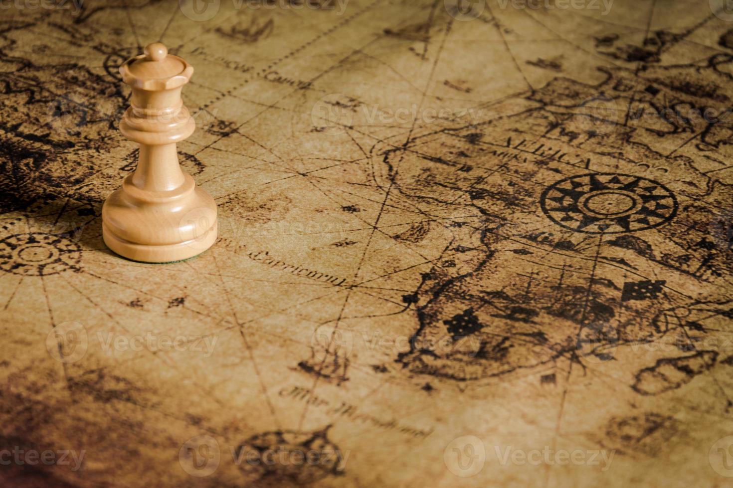 schaakcijfer op kaartachtergrondconcept voor ideeën foto