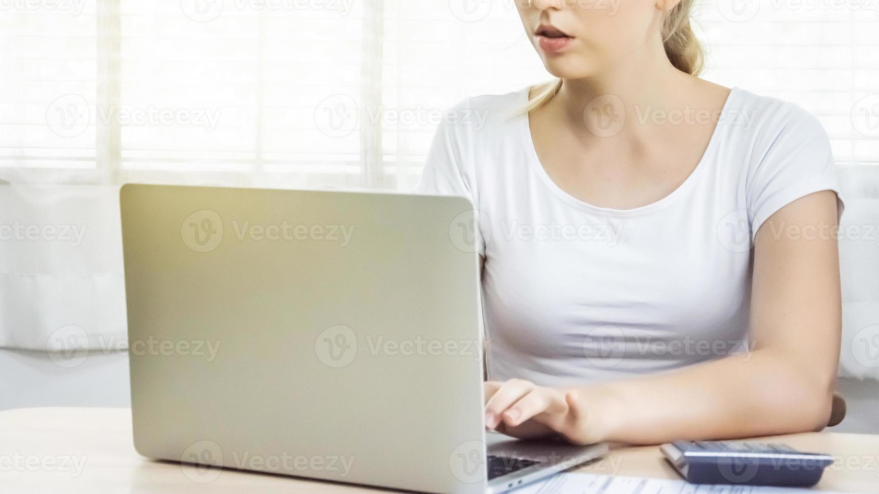 vrouw die een laptop gebruikt foto
