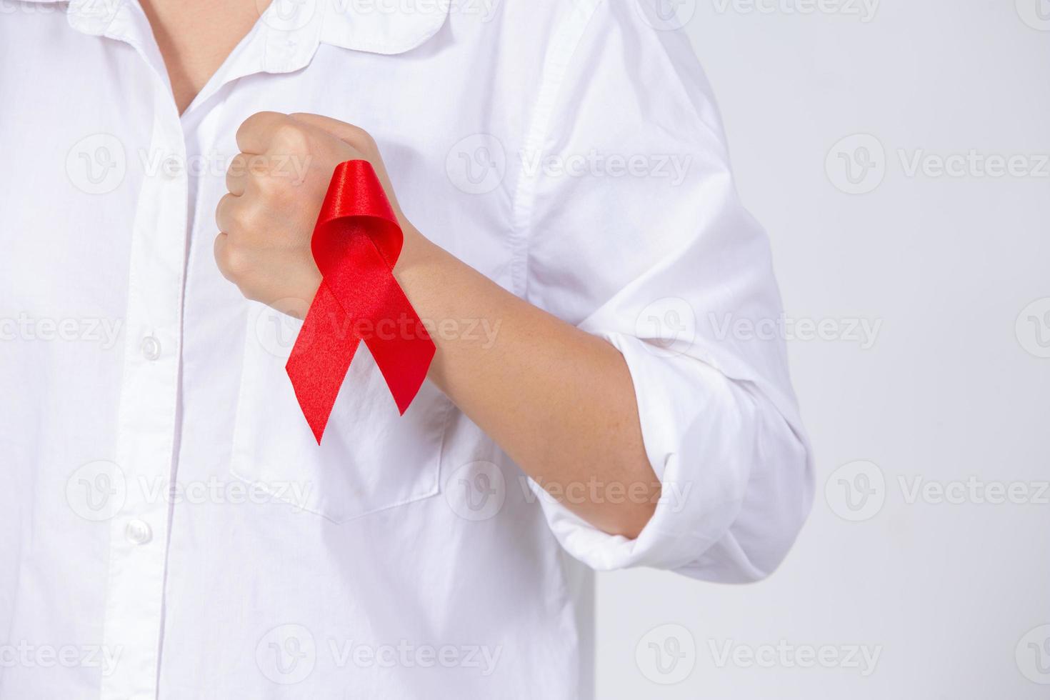 meisjeshanden met rood bewustzijnslint voor borstkanker en aids-bewustzijnslint foto