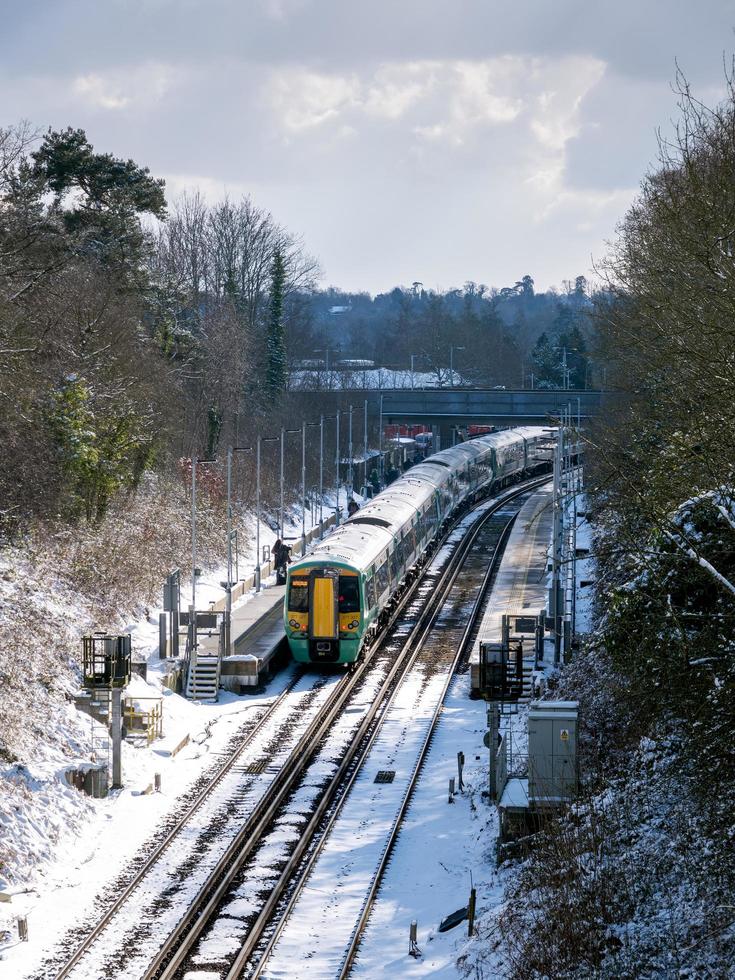 east grinstead, uk, 2018. trein op het treinstation van east grinstead foto
