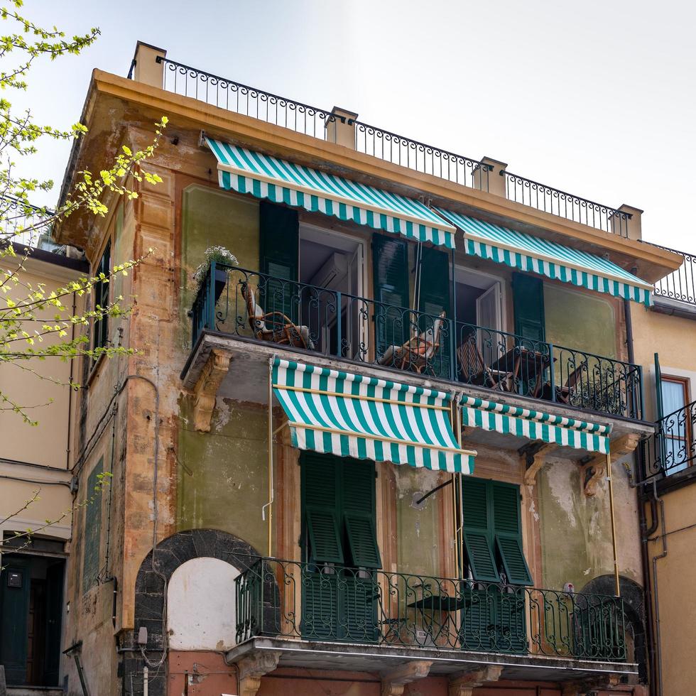 monterosso, liguria, italië, 2019. oud flatgebouw foto