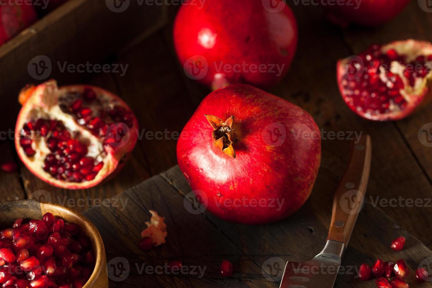 rauwe biologische rode granaatappels foto