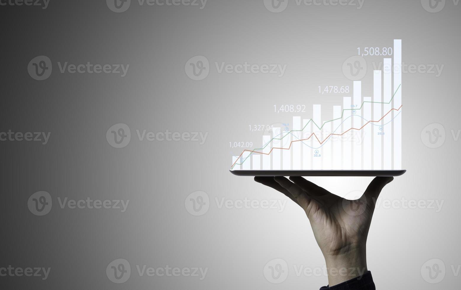 handelaar die tablet vasthoudt en technische grafiek aanraakt voor analyse van beursgegevens en speculatief investeringsconcept. foto