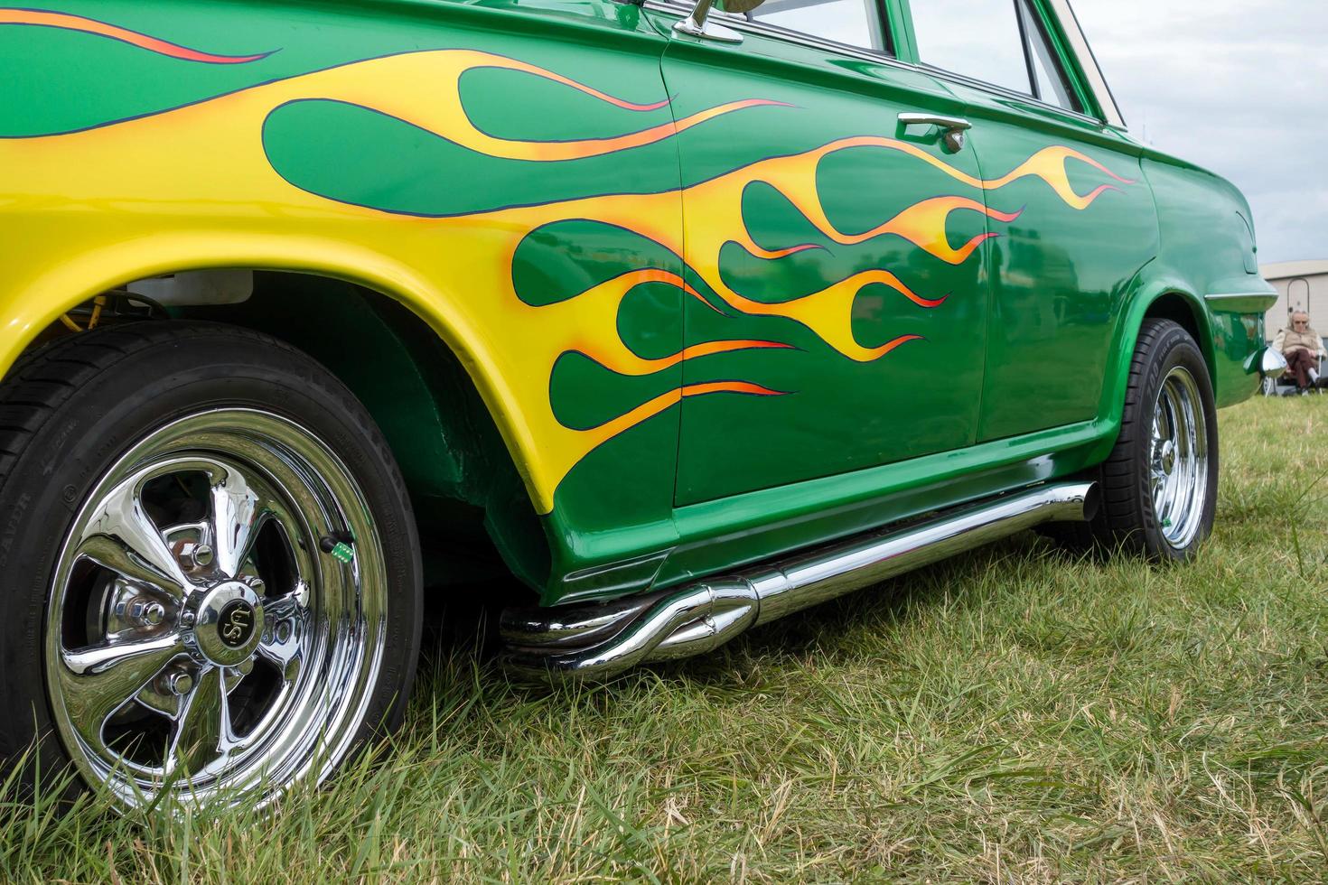 shoreham-by-sea, west sussex, uk, 2014. opgevoerde vauxhall victor met speciaal lakwerk foto