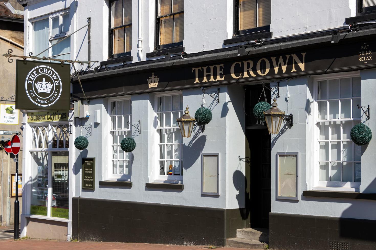 east grinstead, west sussex, uk, 2021. zicht op de crown pub foto