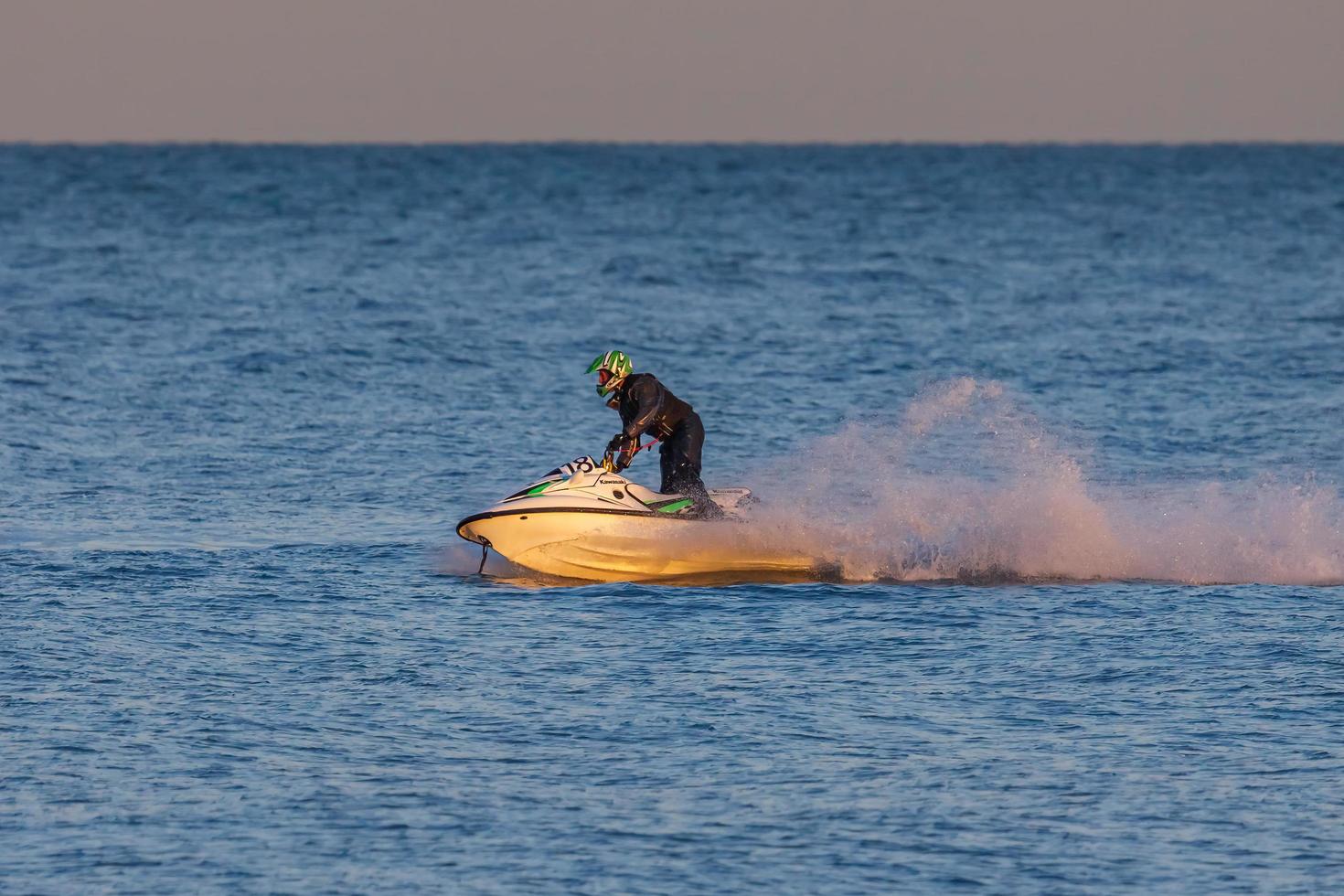 dungeness, kent, uk, 2008. man rijdt op een jetski foto