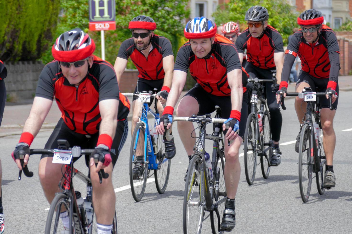 cardiff, wales, uk, 2015. fietsers die deelnemen aan het wielerevenement velothon foto