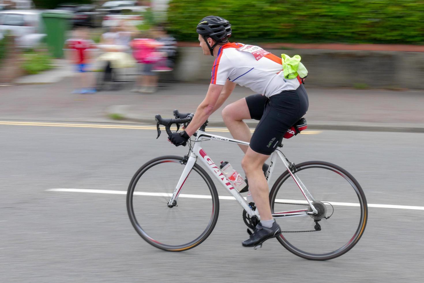 cardiff, wales, uk, 2015. wielrenner die deelneemt aan het wielerevenement velothon foto